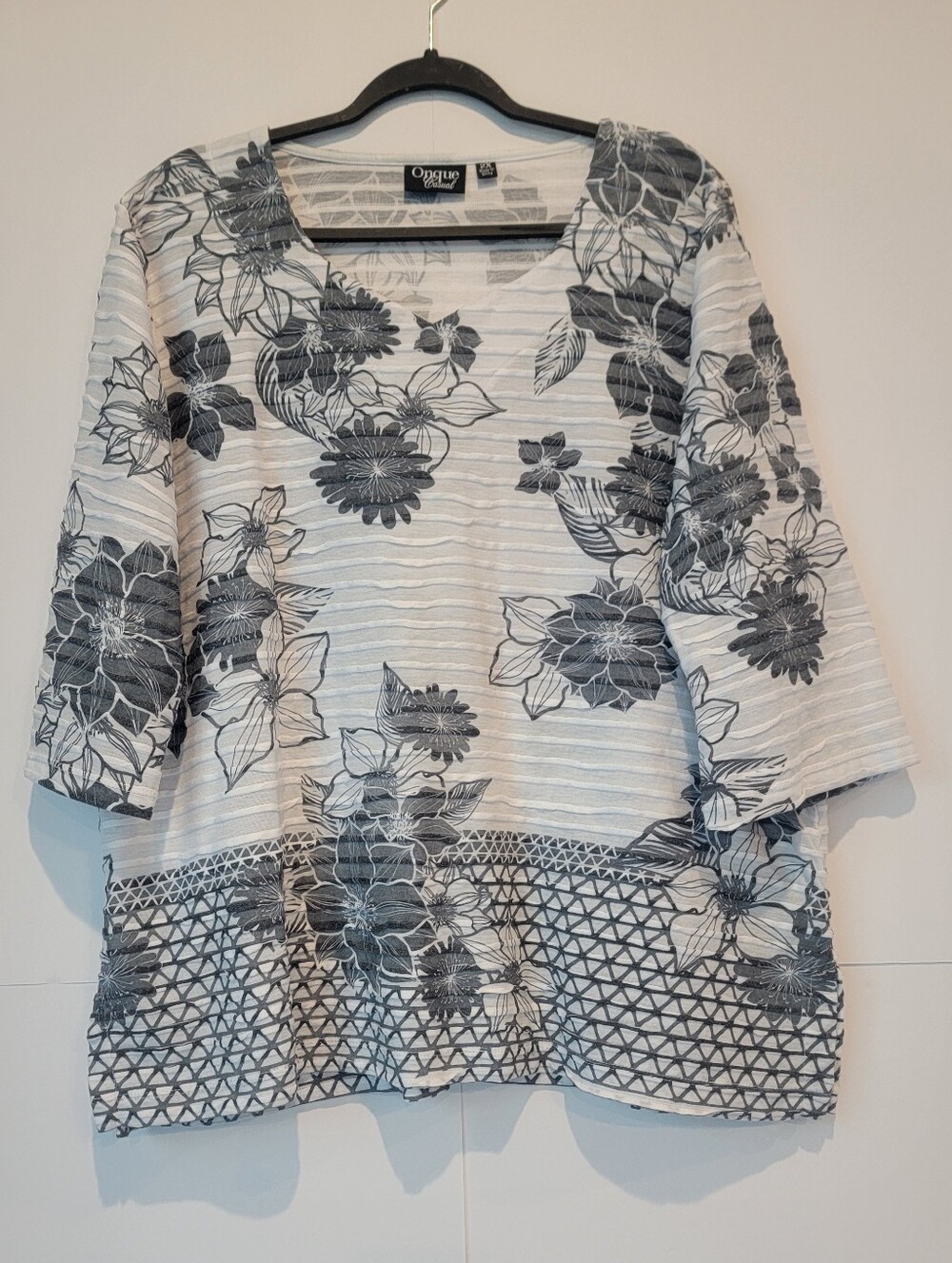 Onque Casual 2X Gray White Floral Tunic Top 3/4 Sleeve Textured Plus Size